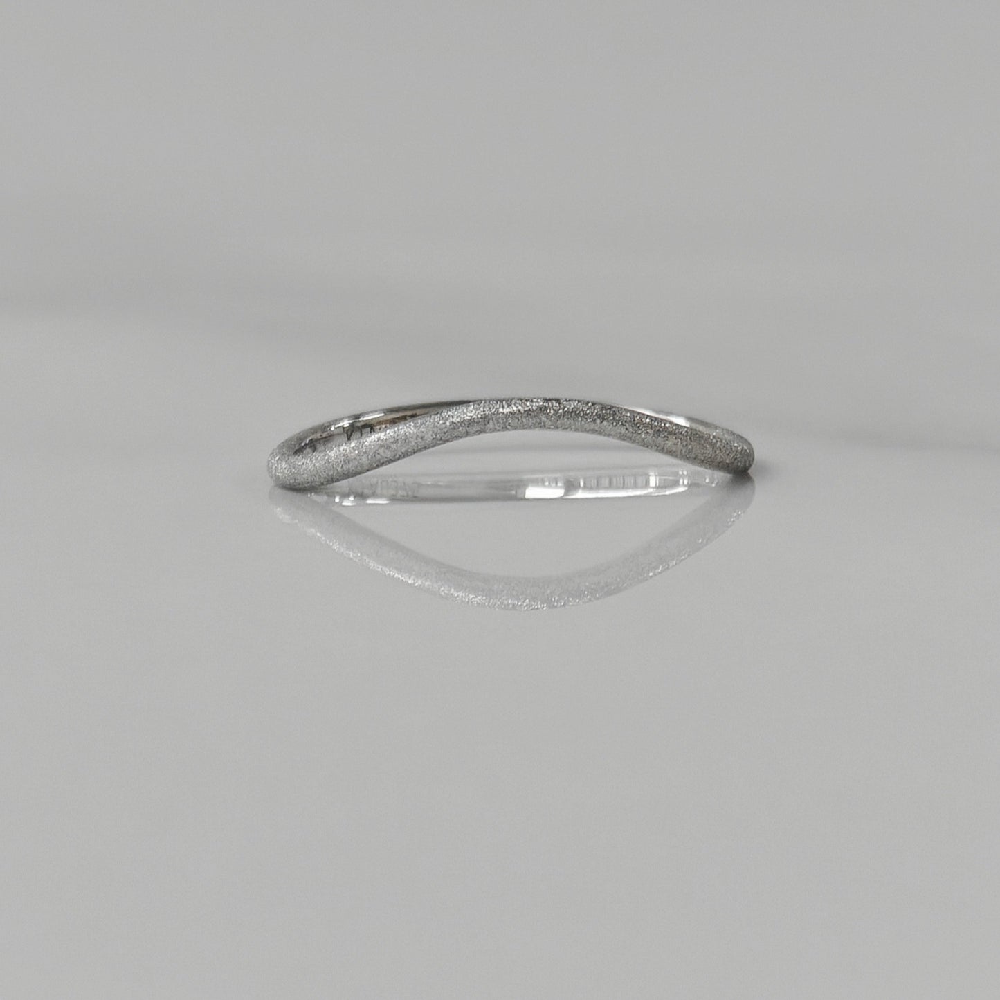 Twist-Arm Ring: Elegant Curves, Unique Charm(Nail Sand)